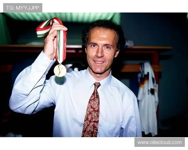 贝肯鲍尔雕像在安联球场前揭幕以致敬传奇人物永载史册